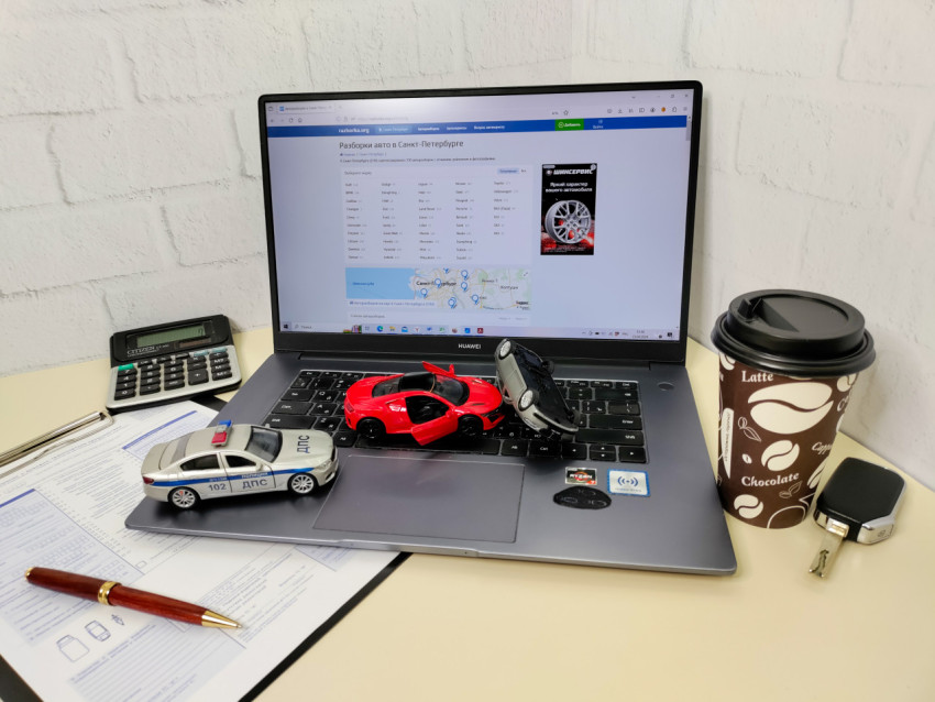 Оценка автомобильной аварии на ноутбуке с моделями машин