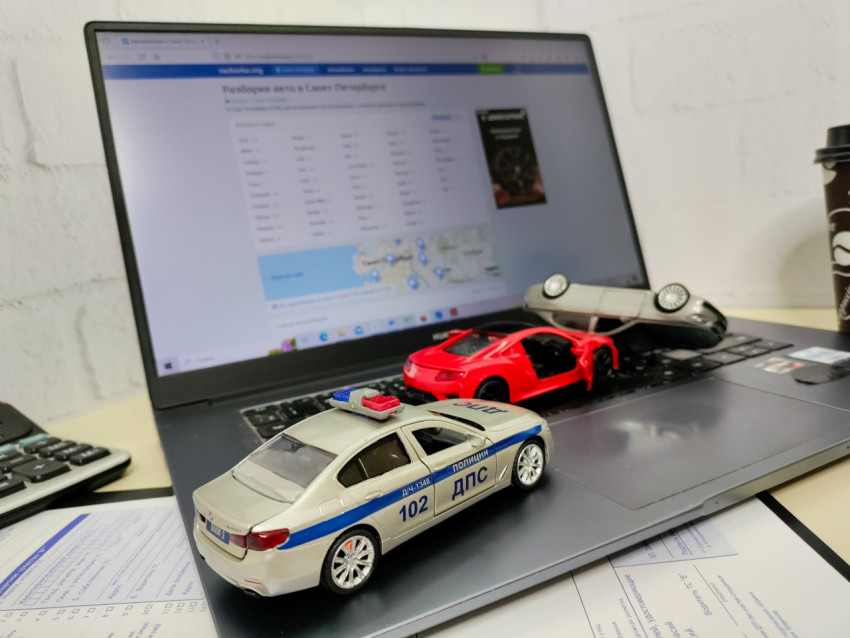 Миниатюрные автомобили на клавиатуре ноутбука с сайтом автозапчастей