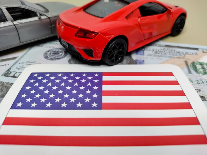 Флаг США, модели автомобилей и долларовые банкноты