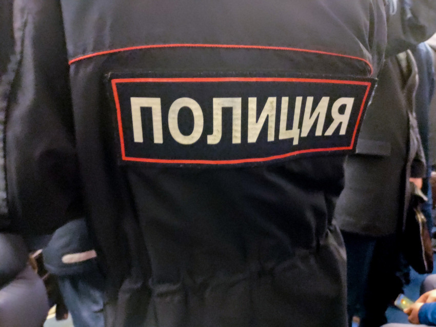 Форма сотрудника полиции с нашивкой «Полиция» крупным планом