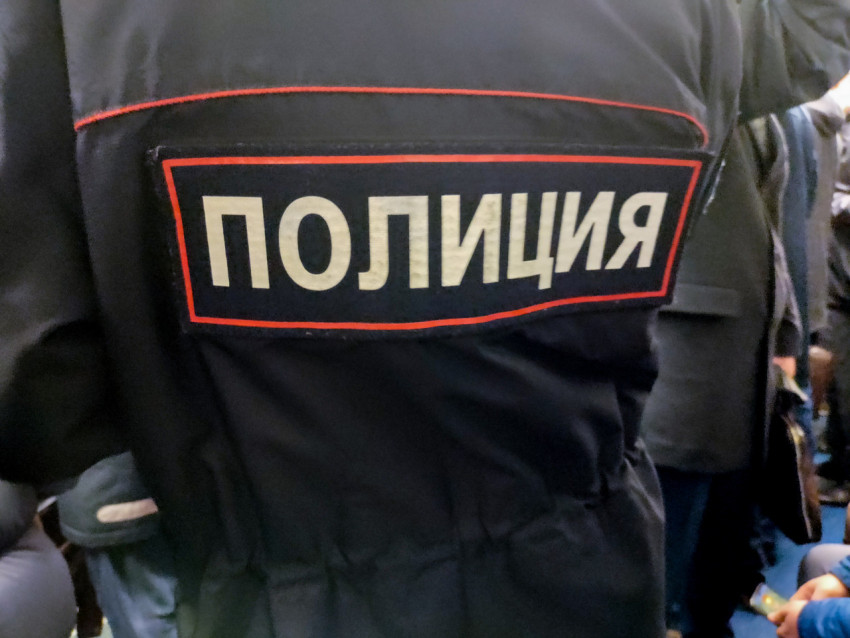 Форменная куртка сотрудника полиции с нашивкой «Полиция»