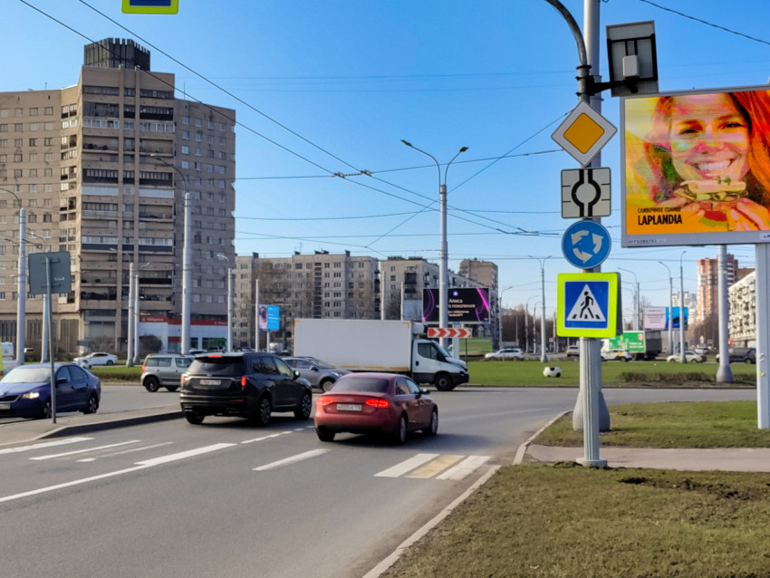 Городское пересечение с дорожными указателями и жилой застройкой