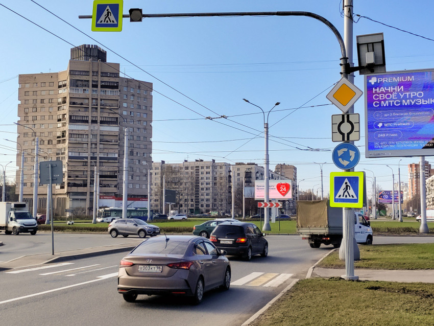 Городская транспортная развязка с жилыми домами и дорожными знаками