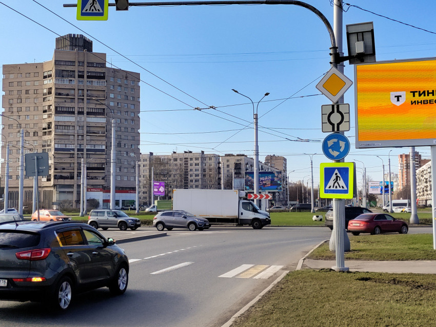 Крупная транспортная развязка с дорожными знаками и жилыми домами