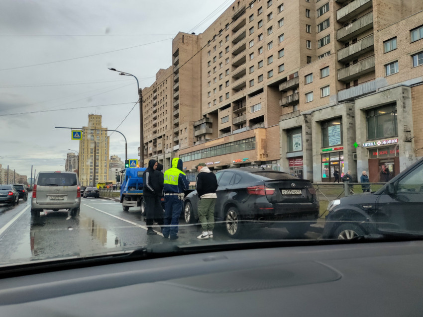 Эвакуатор и инспектор ДПС рядом с автомобилем на проезжей части