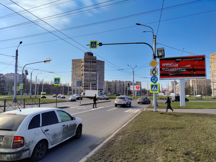 Пешеходный переход у оживлённой дороги с многоэтажной застройкой
