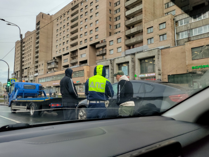 Инспектор ДПС и эвакуатор у жилого дома на городской магистрали