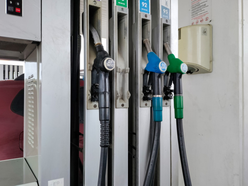 Колонка АЗС с пистолетами разных видов топлива