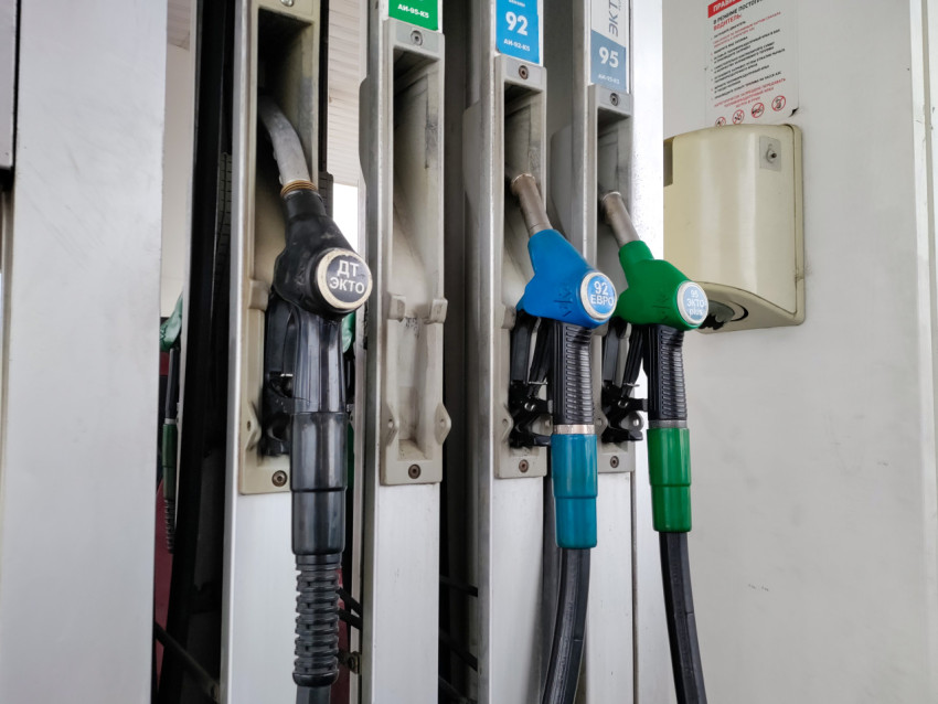 Топливные пистолеты на автозаправочной станции