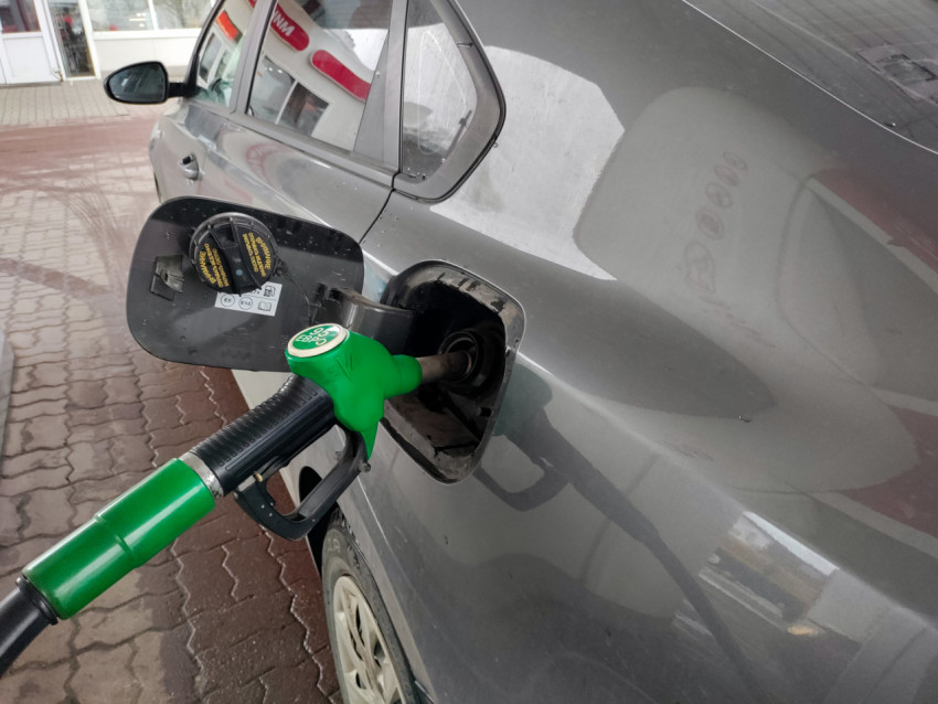 Автомобиль на АЗС в момент заправки топливом