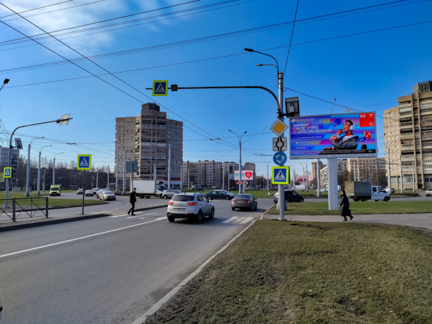 Перекрёсток с крупным рекламным экраном и пешеходной зоной