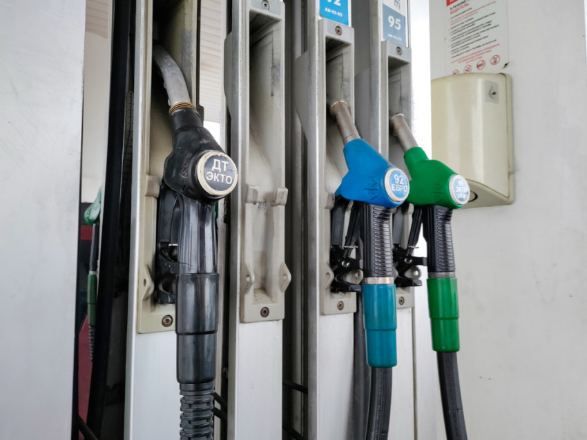 Ряды топливных пистолетов на колонке АЗС