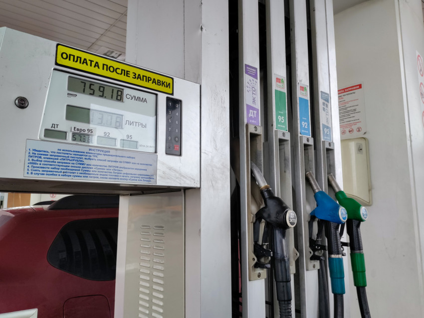 Топливные колонки на автозаправке с ценами и маркировкой