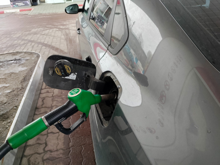 Процесс заправки автомобиля бензином 95 ЕВРО