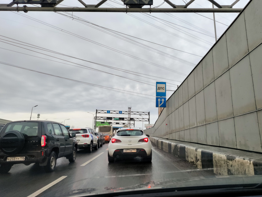 Дорожная пробка на городской магистрали с указателем «ДПС»