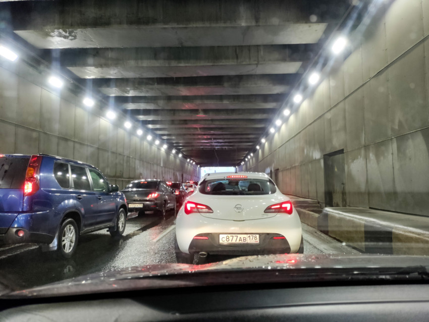 Автомобильная пробка внутри городского тоннеля
