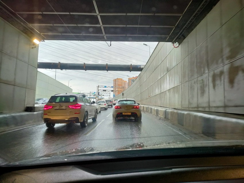 Движение автомобилей в полутоннеле городской магистрали