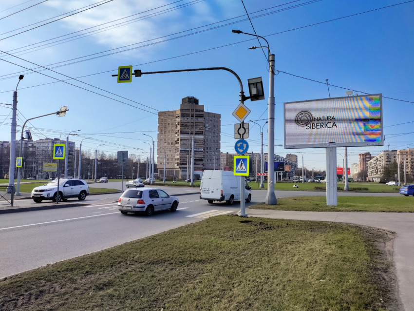 Широкий вид на перекрёсток с круговым движением и жилой застройкой