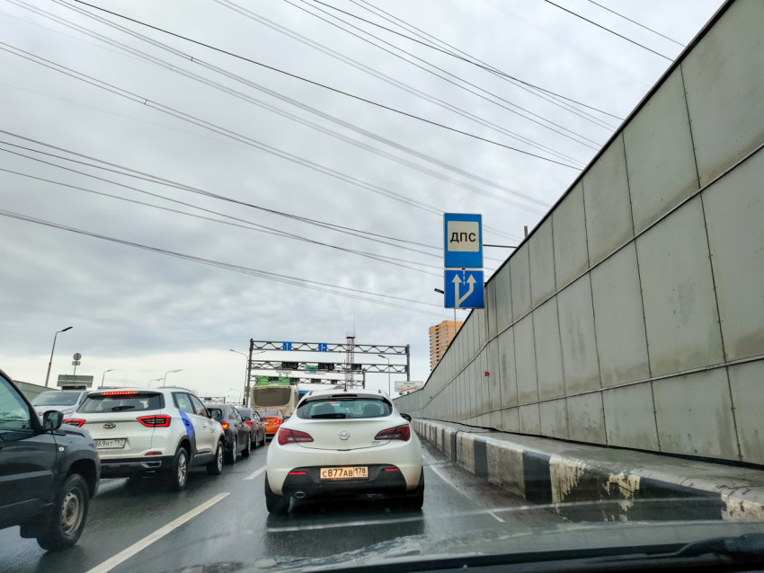 Автомобили в пробке у дорожного знака «ДПС»