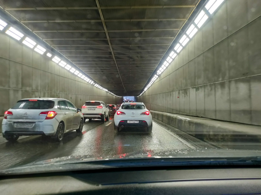 Автомобильная пробка внутри освещённого городского тоннеля