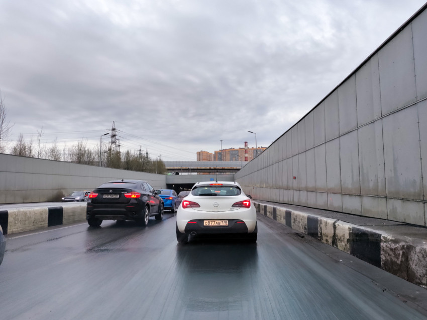 Автомобили на съезде из тоннеля городской магистрали