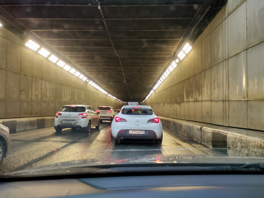 Движение автомобилей в тоннеле при искусственном освещении