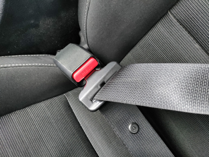 Фиксатор ремня безопасности в салоне автомобиля