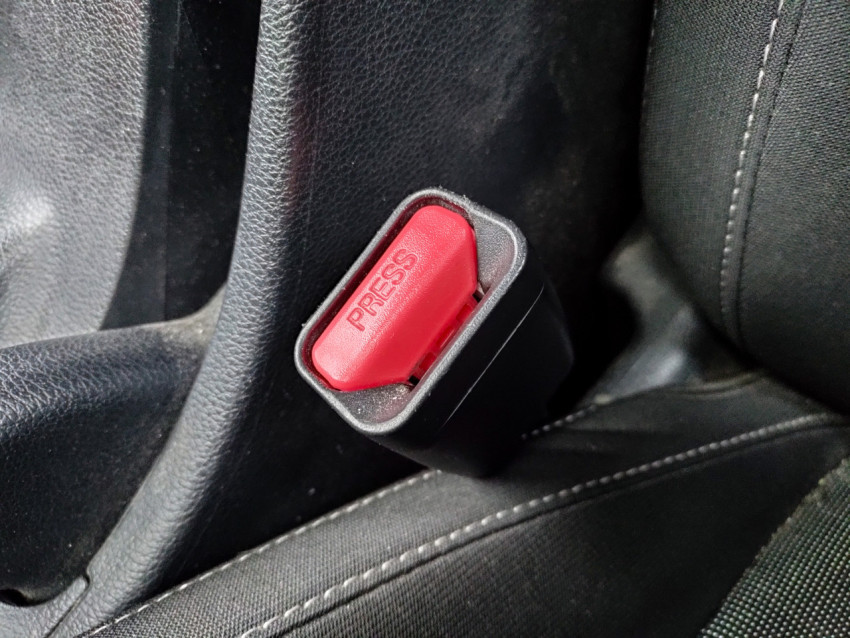 Крупный план кнопки ремня безопасности в автомобиле