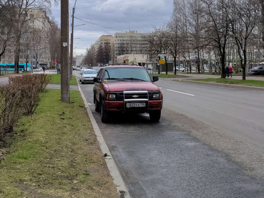 Внедорожник Chevrolet Blazer в жилом городском квартале