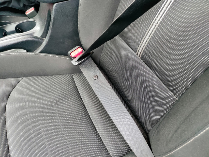 Переднее автокресло с застёгнутым ремнём безопасности