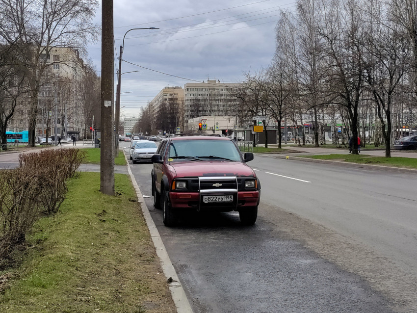 Chevrolet Blazer на обочине городской улицы