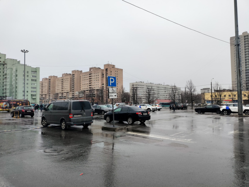 Парковочная площадка среди жилых домов позднесоветской архитектуры