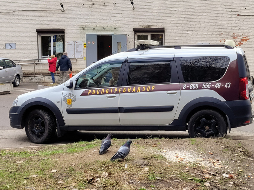 Автомобиль Роспотребнадзора на фоне административного здания