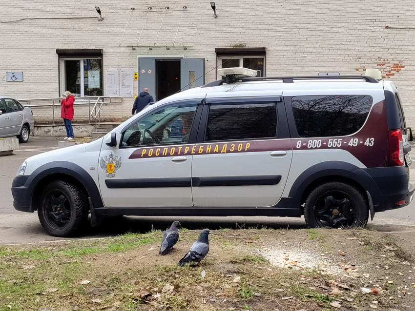 Служебный автомобиль Роспотребнадзора возле здания с пандусом