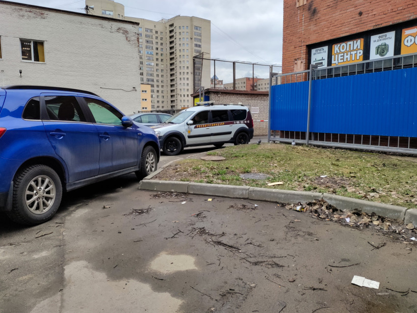 Парковка у кирпичного здания с копировальным центром