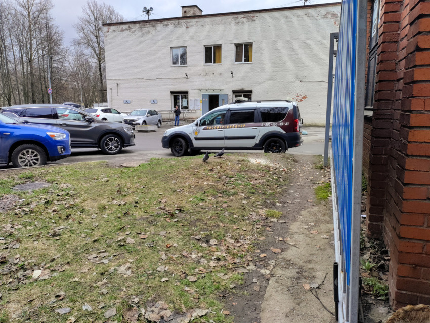 Служебный автомобиль у административного здания