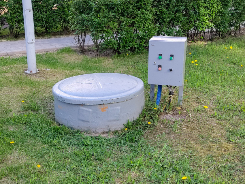 Технический люк и электрощит на газоне больницы Боткина