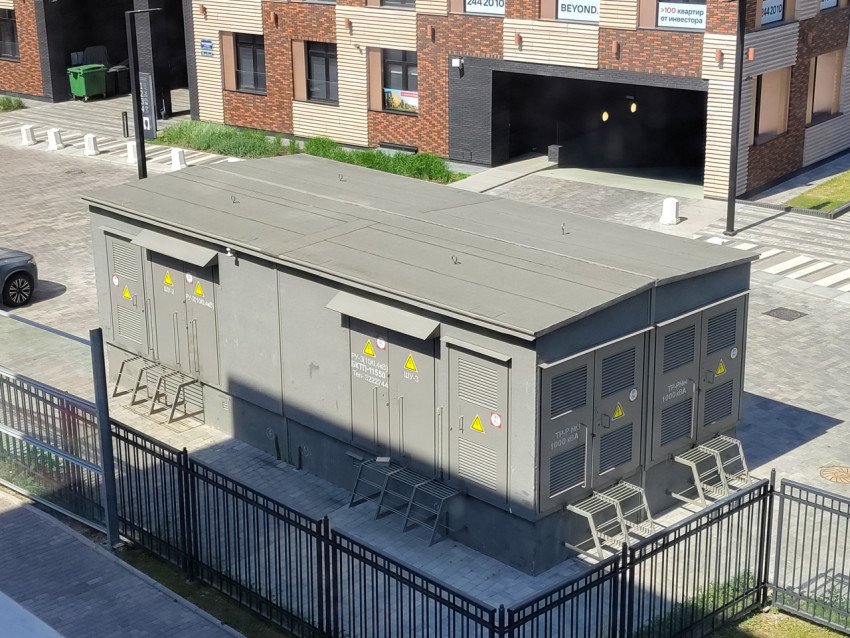 Электротехнический блок в жилом квартале