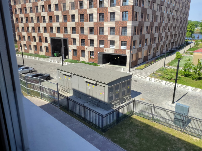 Трансформаторная подстанция во дворе нового жилого района