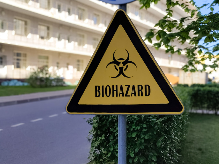 Знак «BIOHAZARD» на территории больничного комплекса имени Боткина