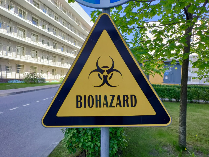 Знак «BIOHAZARD» крупным планом на территории больницы Боткина