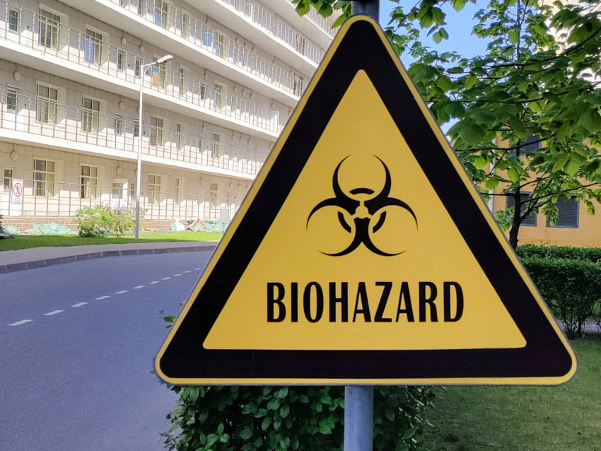 Знак «BIOHAZARD» у корпуса больницы Боткина