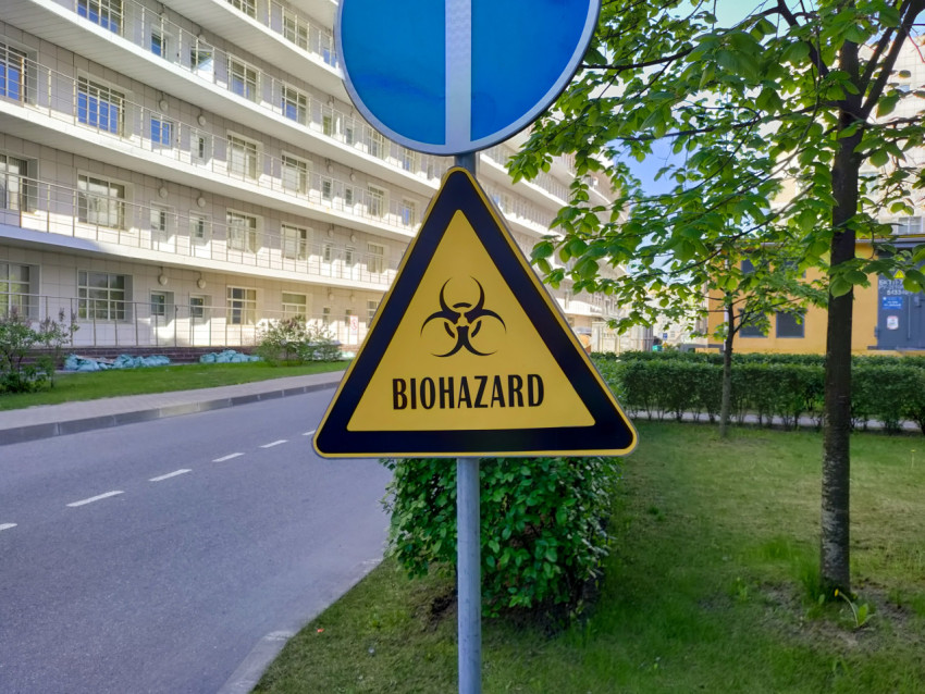 Знак «BIOHAZARD» на территории больницы Боткина