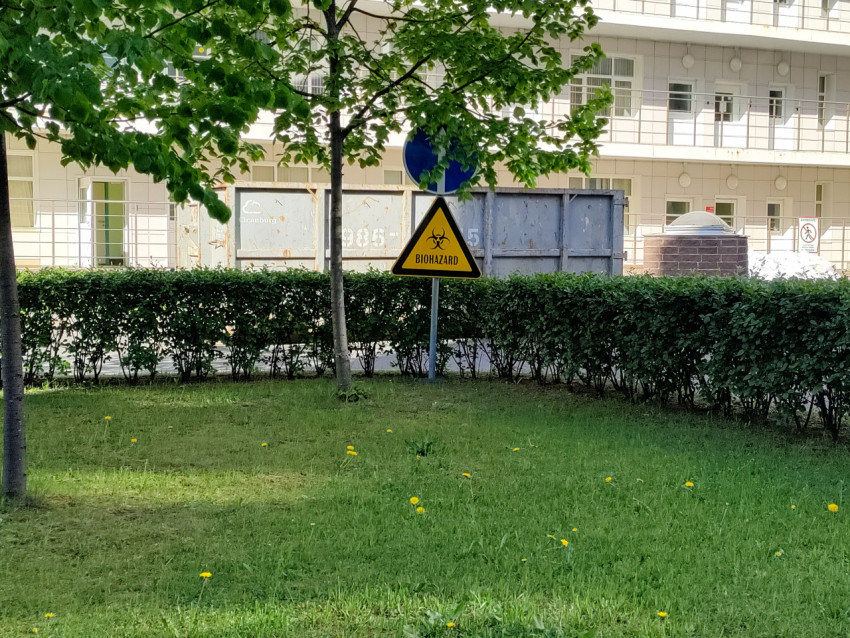 Знак «BIOHAZARD» на газоне возле зданий больницы Боткина