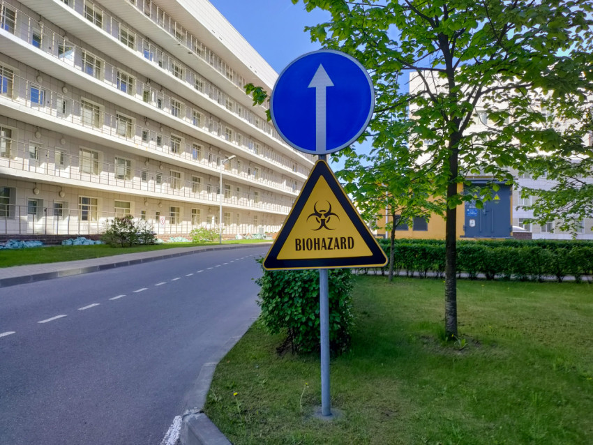 Предупреждающий знак «BIOHAZARD» на территории больницы Боткина