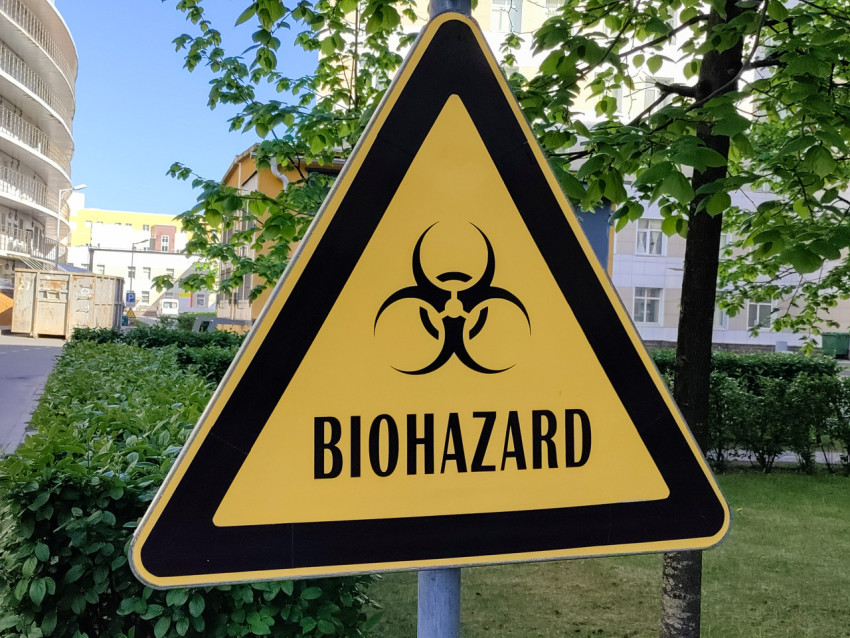 Знак «BIOHAZARD» на фоне больничных корпусов