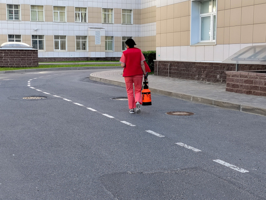 Сотрудница больницы Боткина с распылителем во время обхода