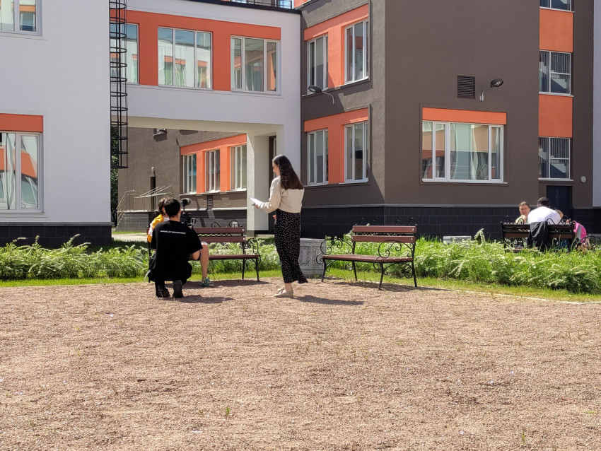 Работа оператора и участников во время съёмки на территории школьного двора