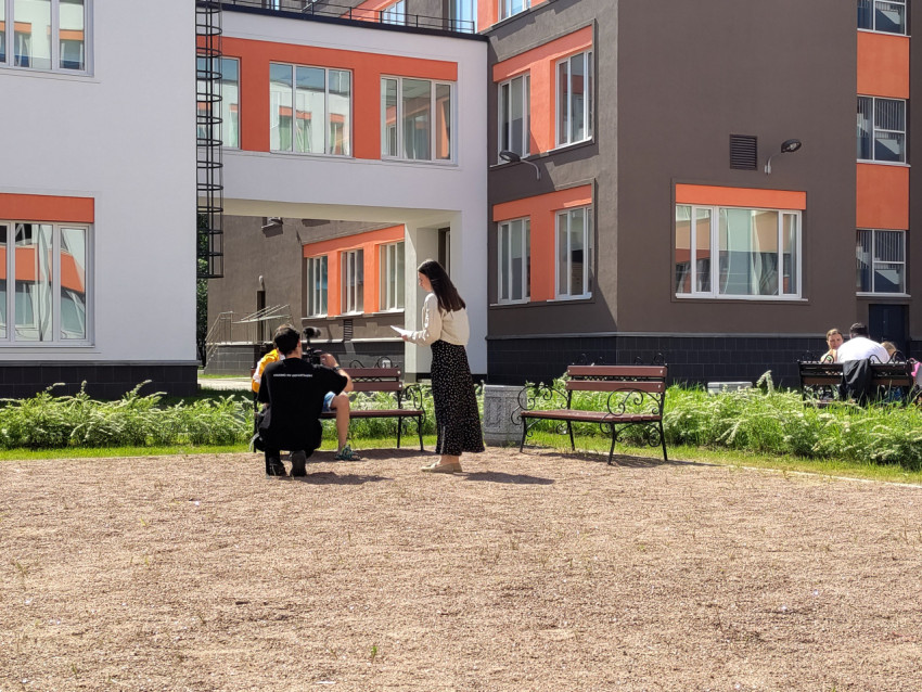 Оператор и участники съёмочного процесса во дворе школы