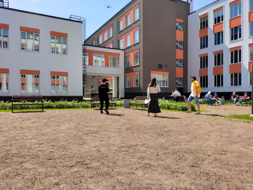 Работа съёмочной группы во дворе школы